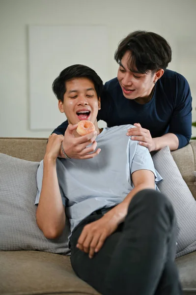Joven Gay Asiático Feliz Alimenta Novio Con Una Rosquilla Mientras — Foto de Stock