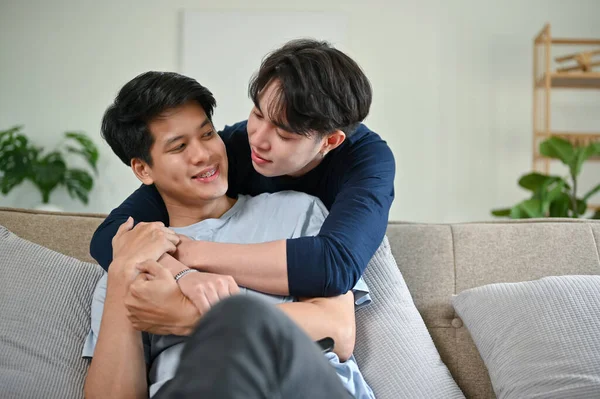 Una Feliz Despreocupada Pareja Gay Masculina Asiática Joven Abrazándose Mientras — Foto de Stock