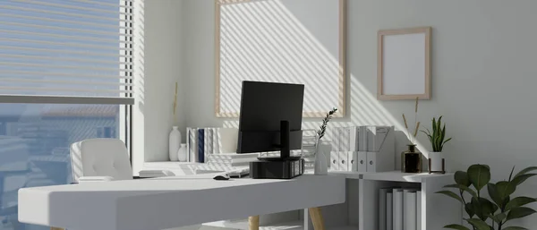 ガラス窓の壁 オフィス用品 装飾によって白い机の上にコンピュータと超高層ビルの現代的な白いオフィスワークスペースのインテリアデザイン 3Dレンダリング 3Dイラスト — ストック写真