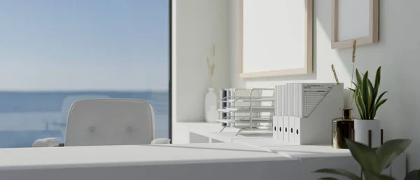 白いテーブルの上のスペースをガラス窓からコピーし モダンなホワイトオフィスルームで空の景色を眺めることができます 近代的な白ときれいなオフィスルーム 3Dレンダリング 3Dイラスト — ストック写真