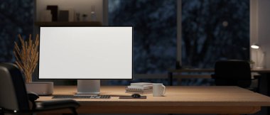 Bir bilgisayar beyaz ekran modeli, kitaplar, kahve fincanı, klavye, seramik vazoda pampa otu ve modern karanlık ofis odasındaki ahşap bir masanın üzerindeki dekor. 3d görüntüleme, 3d illüstrasyon