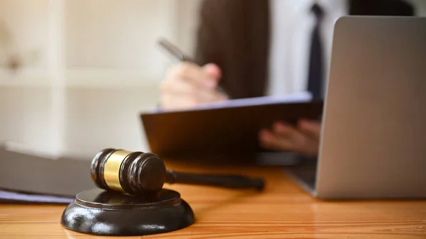 弁護士事務所の木製の机の上には 裁判官用のガベルや裁判官用ハンマーのクローズアップ画像があります 弁護士 — ストック写真