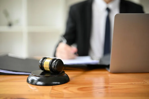 弁護士事務所の木製の机の上には 裁判官用のガベルや裁判官用ハンマーのクローズアップ画像があります 法的権利裁判所 — ストック写真