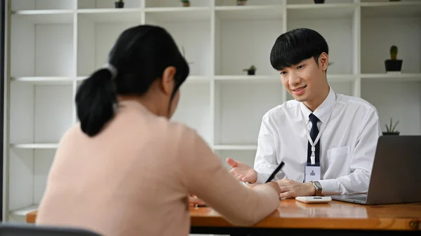 Een Professionele Slimme Jonge Aziatische Man Bankier Vergadering Met Een — Stockfoto