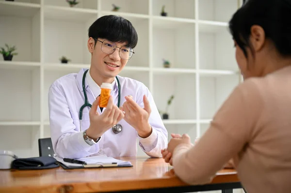 Médecin Masculin Asiatique Millénaire Intelligent Professionnel Donne Des Instructions Médecine — Photo