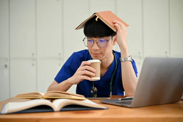 Smart Och Stilig Ung Asiatisk Manlig Läkarstudent Smuttar Kaffe Medan — Stockfoto