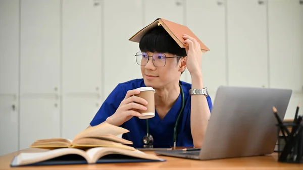 Ein Smarter Und Gut Aussehender Junger Asiatischer Medizinstudent Schlürft Kaffee — Stockfoto