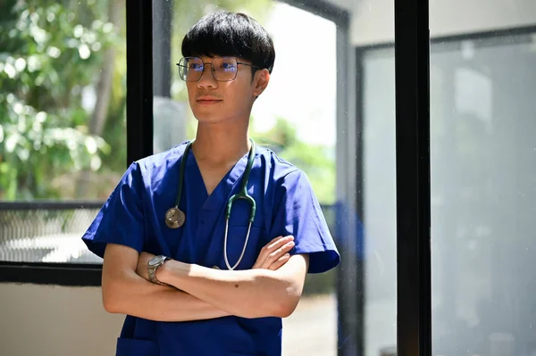 Ένας Θετικός Και Έξυπνος Νεαρός Ασιάτης Γιατρός Φοιτητής Ιατρικής Ποδιά — Φωτογραφία Αρχείου