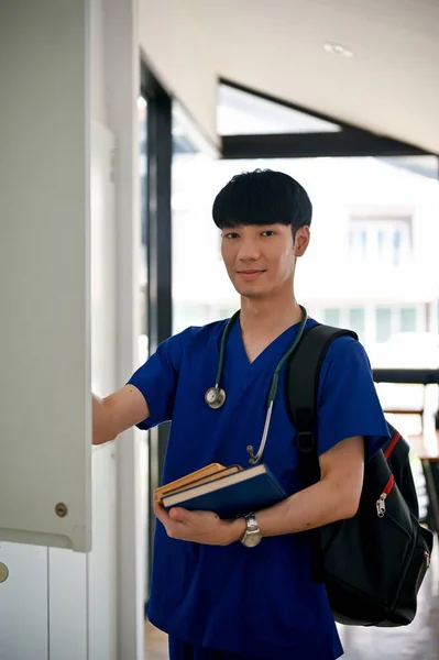 Ένας Όμορφος Και Χαρούμενος Νεαρός Ασιάτης Φοιτητής Ιατρικής Γιατρός Ποδιά — Φωτογραφία Αρχείου