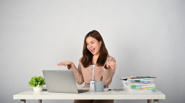 Beklenmedik haberleri duyduktan sonra sürpriz bir Asyalı iş kadını kutluyor.. 