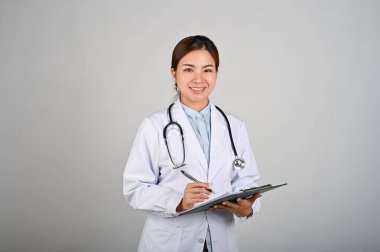 Beyaz izole edilmiş geçmişi olan kendine güvenen genç bir kadın doktorun portresi. Tıp işçisi konsepti