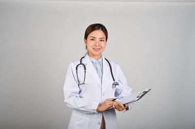 Beyaz izole edilmiş geçmişi olan kendine güvenen genç bir kadın doktorun portresi. Tıp işçisi konsepti