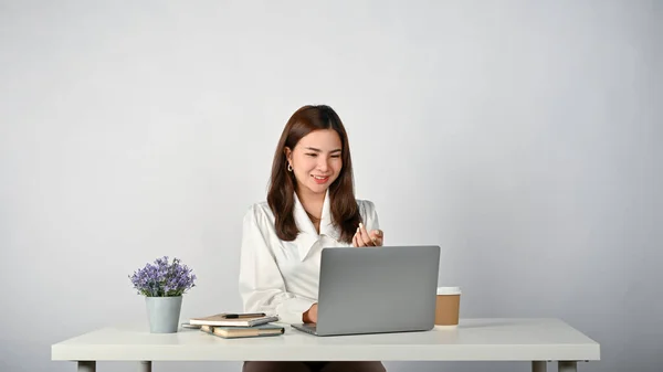 Uma Atraente Feliz Jovem Empresária Asiática Trabalhadora Escritório Está Olhando — Fotografia de Stock