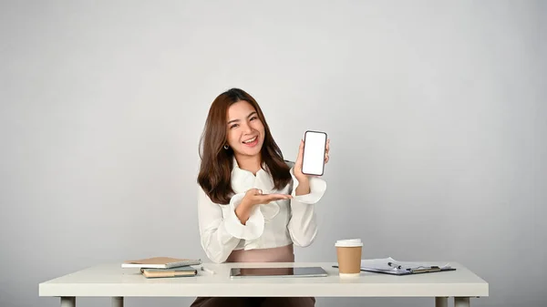 Een Mooie Lachende Jonge Aziatische Zakenvrouw Zit Aan Haar Bureau — Stockfoto