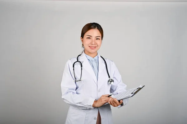 年轻自信的女医生站在白色孤立的背景下的画像 医务工作者概念 — 图库照片