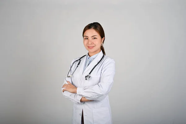 Porträtt Ung Säker Kvinnlig Läkare Står Med Vit Isolerad Bakgrund — Stockfoto