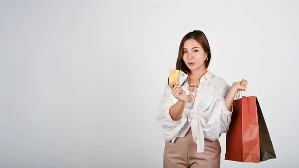 Jonge Mooie Aziatische Vrouw Met Boodschappentas Creditcard Haar Handen Shopping — Stockfoto