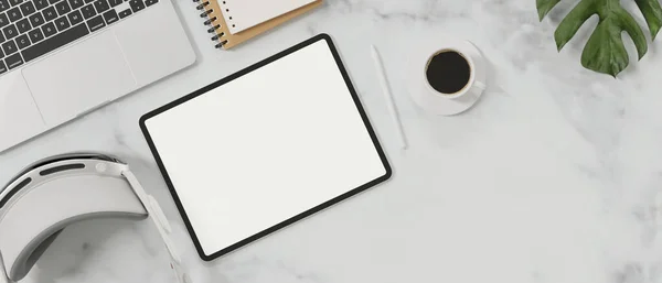Visão Superior Espaço Trabalho Mínimo Com Tela Branco Simular Tablet — Fotografia de Stock