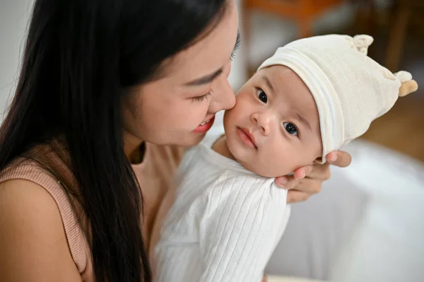 Vista Perto Mãe Asiática Segurando Seu Bebê Nos Braços Enquanto — Fotografia de Stock