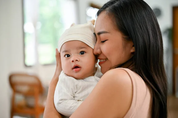 Jovem Mãe Asiática Segurando Seu Filho Seus Braços Amorosos Mãe — Fotografia de Stock
