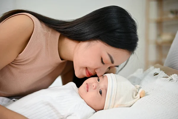 Belle Maman Asiatique Couché Avec Son Bébé Réconfortant Son Fils — Photo
