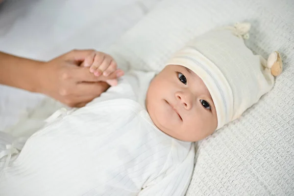 Close Vista Adorável Bebê Asiático Relaxante Cama Branca Criança Conceito — Fotografia de Stock