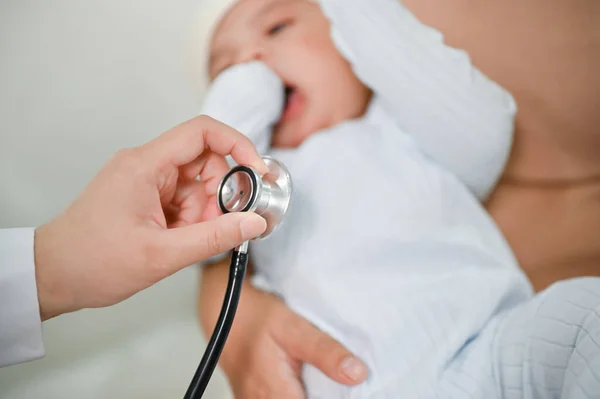 Közelről Látni Ahogy Egy Orvos Sztetoszkóppal Ellenőrzi Imádnivaló Babát Gyermekgondozási — Stock Fotó