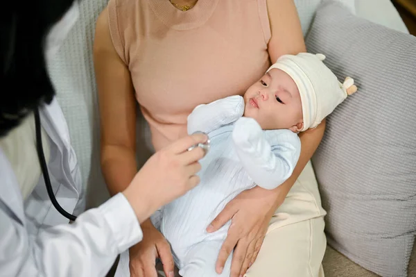 Vista Perto Bebê Adorável Sendo Verificado Por Médico Usando Estetoscópio — Fotografia de Stock