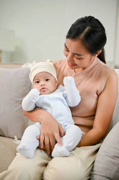 Belle Mère Asiatique Tenant Son Bébé Garçon Tout Relaxant Sur — Photo