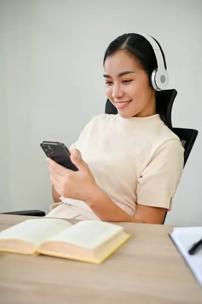 Entspannte Junge Asiatin Mit Smartphone Und Kopfhörer Musik Schreibtisch — Stockfoto