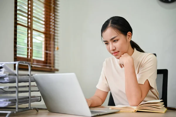 Mujer Asiática Sobrecargada Trabajo Sintiéndose Cansada Trabajando Con Laptop Enfocándose —  Fotos de Stock