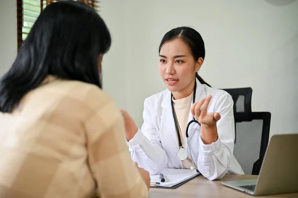 Une Jeune Femme Médecin Diagnostique Une Patiente Dans Chambre Clinique — Photo