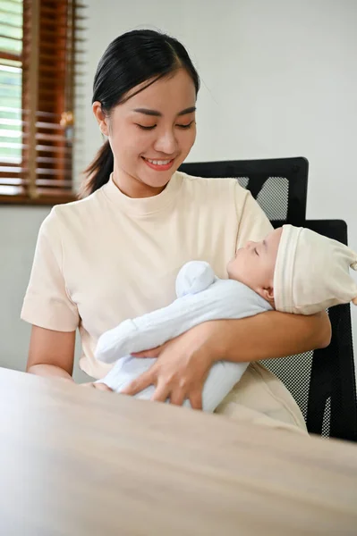 Jeune Belle Mère Asiatique Travaillant Maison Tenant Son Bébé Dans — Photo