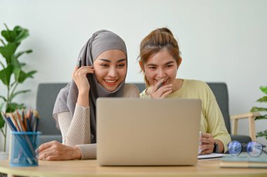 Neşeli Müslüman kadın ve arkadaşı boş vakitlerinde birlikte film izliyorlar. Boş zaman konsepti