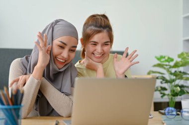 Çeşitli üniversite öğrencilerinden oluşan genç bir grup dizüstü bilgisayarla video görüşmesi yapıyor..