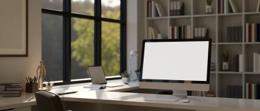Masasında bilgisayar beyaz ekranı, büyük kitaplıklar, kırtasiye malzemeleri ve dekor olan modern bir yaratıcı ofis çalışma alanının yakın çekimi. 3d görüntüleme, 3d illüstrasyon