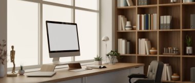 Masaüstü bilgisayarı gibi arka plan olarak kitap rafı olan minimal modern çalışma odası. 