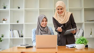 Profesyonel Müslüman iş adamları, ofis odasında önemli bir proje üzerinde tartışıyorlar..