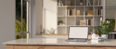 Geniş kitap rafları olan modern bir odanın bulanık arkaplanı üzerine dizüstü bilgisayar beyaz ekran modeli ve aksesuarları. Görüntüyü yaklaştır. 3d görüntüleme, 3d illüstrasyon