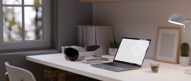Bir dizüstü bilgisayarın beyaz ekran modeli, modern VR gözlükler, kahve fincanı ve aksesuarların yakın plan görüntüsü. Modern ev çalışma alanı. 3d görüntüleme, 3d illüstrasyon