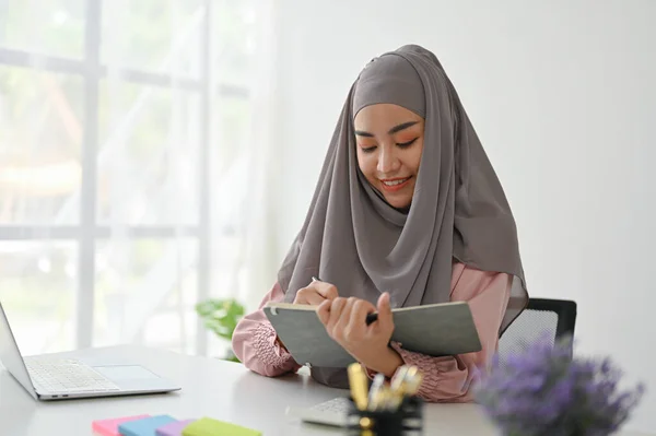 Молодая Азиатская Мусульманка Бизнесмен Читает Книги Время Работы Офисе Концепция — стоковое фото