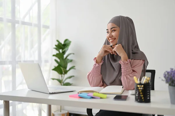 Портрет Молодой Красивой Мусульманской Предпринимательницы Сидящей Своей Современной Офисной Комнате — стоковое фото