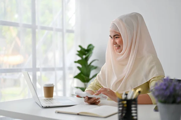 Азиатская Мусульманка Бизнесвумен Использует Калькулятор Время Работы Над Проектом Офисной — стоковое фото