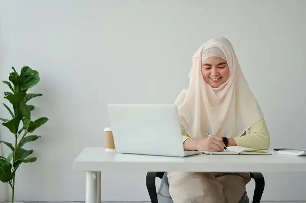 Портрет Красивой Мусульманки Предпринимательницы Улыбающейся Камеру Сидящей Столом — стоковое фото