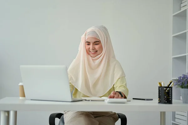 Портрет Красивой Мусульманки Предпринимательницы Улыбающейся Камеру Сидящей Столом — стоковое фото