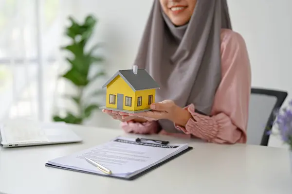Agente Inmobiliario Musulmán Mujer Negocios Que Presenta Modelo Casa Cliente —  Fotos de Stock