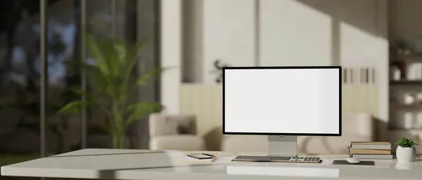 一个现代明亮的办公室工作空间 电脑白色的屏幕模型和配件在一个白色的桌面上模糊的背景一个现代房间与沙发 3D渲染 3D说明 — 图库照片