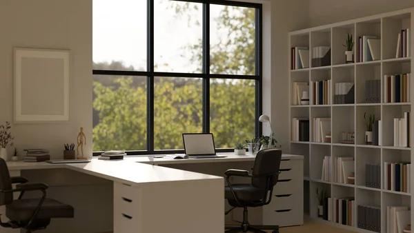 大きな本棚 装飾に対してテーブルの上にラップトップのモックアップと現代的で最小限のホワイトオフィスワークスペースのインテリアデザイン 3Dレンダリング 3Dイラスト — ストック写真