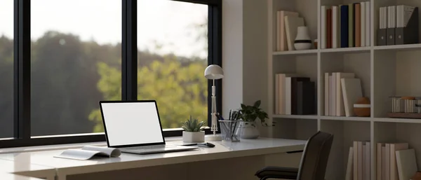 靠窗的桌子 盆栽和装饰上有笔记本电脑白色屏幕的现代工作空间的特写图像 3D渲染 3D说明 — 图库照片