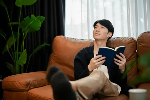 Jeune Homme Asiatique Lisant Livre Relaxant Sur Son Canapé Pendant — Photo